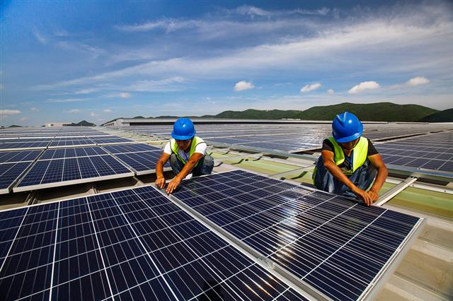 workers install solar power generation panels in Zhoushan, Zhejiang-China Daily.jpg